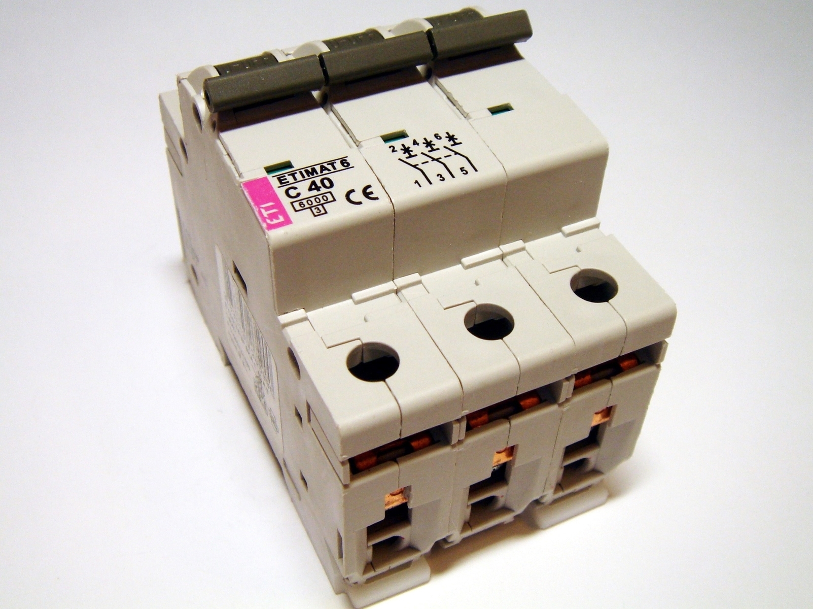 Автомат c 32. 40а 380в автоматический выключатель. Автоматический выключатель 32 ампер 3 фазный. 3х фазный автомат c63. 3х фазный автомат на 380.
