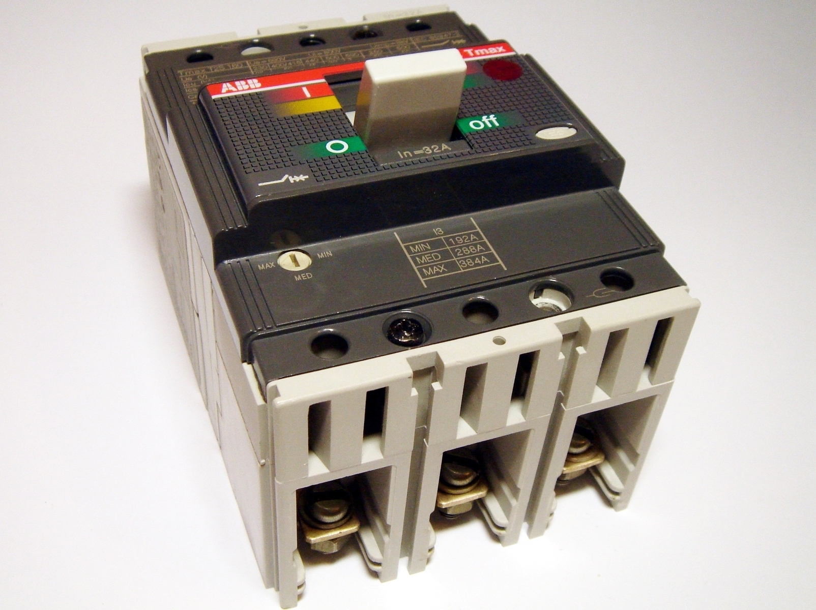 Дистанционный автоматический выключатель. Автоматический выключатель 3фазовый ABB. Автомат на 60 ампер 3 фазный. ABB SACE TMAX t2a. ABB SACE TMAX t2 400a.