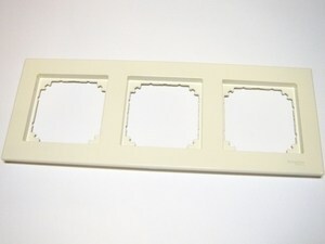  
	3 - kohaline raam Schneider Electric (sari - Merten/M-Smart/System M) MTN478319 
