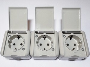  
	Pindpaigaldusega pistikupesa niiskuskindel 3-ne, Reml, 229307000 
