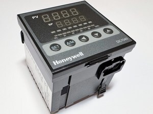  
	Temperatuuri kontroller DC1040CR-301000-E, Honeywell 
