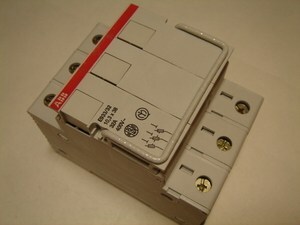  
	Модульный разъединитель предохранителей 3-фазный, 32A, E933/32, ABB, 16012046 
