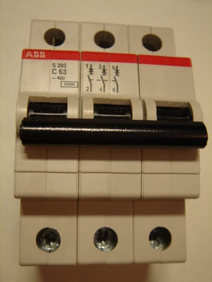  
	Куплю модульные автоматические выключатели 3-фазные, C 63A, ABB, S 203 
