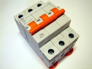  
	Модульный автоматический выключатель 3-фазный, C 10A, General Electric, DG63C10, 690578 
