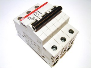  
	Модульный автоматический выключатель 3-фазный B 16A, ABB, S203-B16, 2CDS253001R0165 
