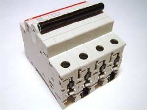  
	Модульный автоматический выключатель 4-полюсный, B 10A, ABB, S204-B10, 2CDS254001R0105 
