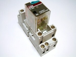 Реле ABB CR-M024DC3 вместе с гнездом CR-M3SS
Реле ABB CR-M024DC3 вместе с гнездом CR-M3SS