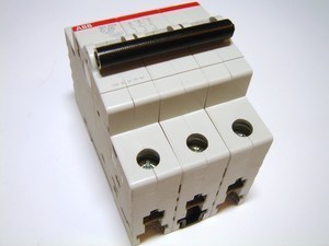  
	Модульный автоматический выключатель 3-фазный, C 20A, ABB, SH203-C20, 2CDS213001R0204 
