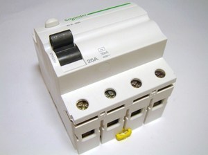  
	Rikkevoolukaitse 3-faasiline 25 A, 30mA(0,03A), Schneider Electric, A9Z05425, Acti 9 K, 047390 
