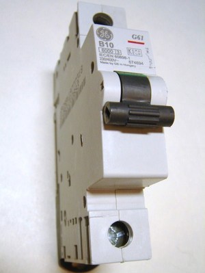  
	Модульный автоматический выключатель 1-фазный, B 10A, General Electric, 674694, G61B10 
