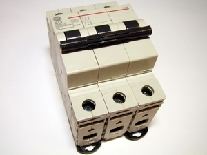  
	Модульный автоматический выключатель 3-фазный, B 13A, General Electric, G63B13, 674728 
