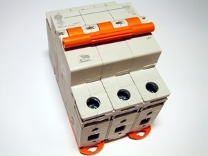  
	Модульный автоматический выключатель 3-фазный, C 6A, General Electric, DG63C06, 690577 
