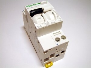  
	Rikkevoolukaitse koos kaitselülitiga 1-faasiline, C 10A, 30mA(0,03A), Schneider Electric, Acti 9 iDPN N Vigi, A9D32610, 047205 
