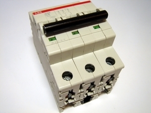  
	Модульный автоматический выключатель 3-фазный, C 6A, ABB, S203-C6, 2CDS253001R0064 
