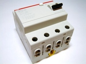  
	Aвтомат тока утечки 3-фазный 40 A, 30мA(0,03A), ABB, FH204A-40/0,03P, 2CSF204102U1400 
