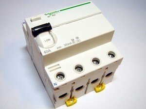  
	Rikkevoolukaitse 3-faasiline 40 A,  300mA(0,3A) , Schneider Electric, Acti9-ilD, A9R35440, 008967 
