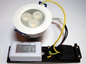  
	Светодиодный светильник 9Вт(3x3Вт), UP169A-3V, Sessak 
