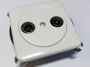  
	TV - antenni süvispaigaldusega pistikupesa Hager Polo (sari - Regina), 13004502 
