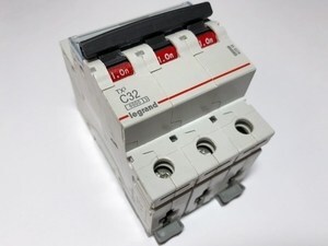  
	Модульный автоматический выключатель 3-фазный, C 32A, Legrand TX³, 403548 
