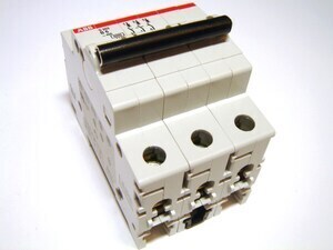  
	Модульный автоматический выключатель 3-фазный, B 6A, ABB, S203-B6, 2CDS253001R0065 
