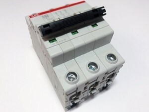  
	Модульный автоматический выключатель 3-фазный C 80A, ABB, S203-C80, 2CDS253001R0804 
