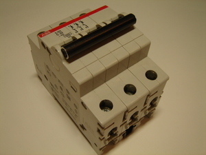  
	Куплю модульные автоматические выключатели 3-фазные, C 32A, ABB, S 203 
