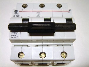  
	Модульный автоматический выключатель 3-фазный, C 100A, General Electric, HTI103C100, 671541 
