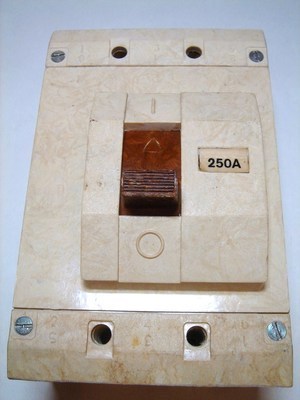  
	Автоматический выключатель 3-фазный, 250A, Россия, BA51-35 
