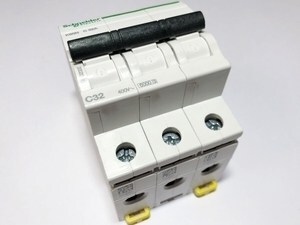  
	Модульный автоматический выключатель 3-фазный C 32A, Schneider Electric, K60N, A9K02332, 047843 
