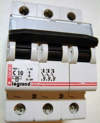 <p>
	Moodulkaitselüliti 3-faasiline C 10A, Legrand, 03449</p>
