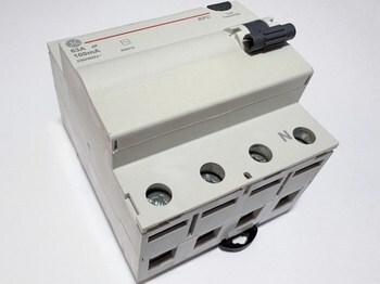 <p>
	Rikkevoolukaitse 3-faasiline 63 A, <font color="#ff0000">100mA(0,1A)</font>, General Electric, BPC463/100, 606218</p>
