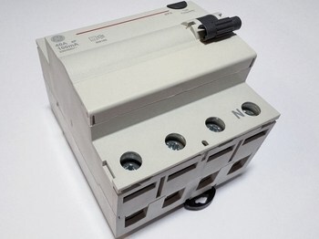 <p>
	Rikkevoolukaitse 3-faasiline 40 A, <span style="color:#ff0000;">100mA(0,1A)</span>, General Electric, BPA440/100, 606169</p>
