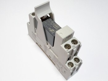 <p>
	Реле ABB CR-P048DC2 вместе с гнездом CR-PSS</p>

