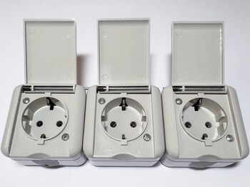 <p>
	Розетка открытой установки влагостойкая 3-ная, Reml, 229307000</p>
