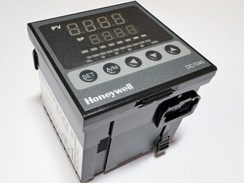 <p>
	Temperatuuri kontroller DC1040CR-301000-E, Honeywell</p>
