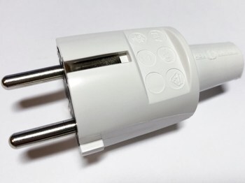 <p>
	Куплю вилки с заземлением</p>
