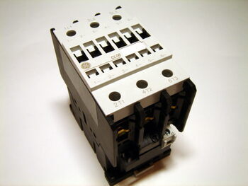 <p>
	Kontaktor 3-faasiline 90A(58kW), CL06A300MN, General Electric, 104214</p>
