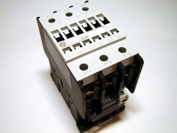 <p>
	Kontaktor 3-faasiline 90A(58kW), CL06A300MN, General Electric, 104214</p>
