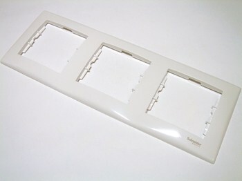 <p>
	3 - ная рамка Schneider Electric (серия - Sedna), SDN5800521, горизонтальная</p>
