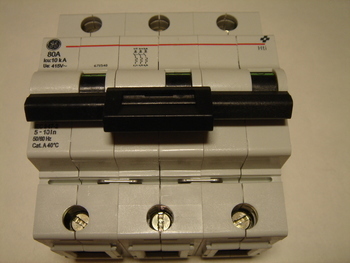 <p>
	Куплю модульные автоматические выключатели 3-фазные, C 80A, General Electric</p>
