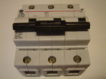 <p>
	Куплю модульные автоматические выключатели 3-фазные, C 125A, General Electric</p>
