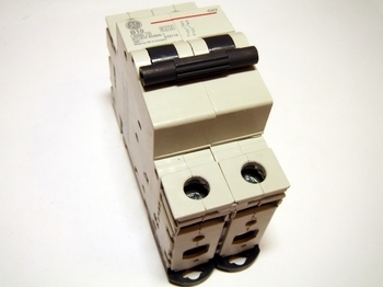 <p>
	Модульный автоматический выключатель 2-фазный B 10A, General Electric, G62B10, 674716</p>
