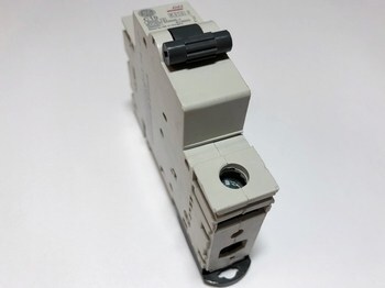 <p>
	Модульный автоматический выключатель 1-фазный C 10A, General Electric, 674603, G61C10</p>
