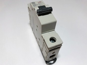 <p>
	Модульный автоматический выключатель 1-фазный C 10A, General Electric, 674603, G61C10</p>
