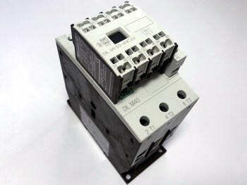 <p>
	Контактор 3-фазный 50A(32кВт), DIL M40, Moeller, 277766</p>
