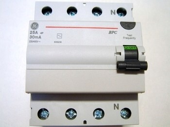 <p>
	Rikkevoolukaitse 3-faasiline 25 A, 30mA(0,03A), General Electric, BPC425/030, 606208</p>
