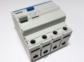 <p>
	Aвтомат тока утечки 3-фазный 40 A, 30мA(0,03A), Hager, CD441J, 161638</p>

