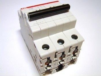 <p>
	Модульный автоматический выключатель 3-фазный C 10A, ABB, S203-C10, 2CDS253001R0104</p>
