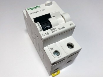 <p>
	Rikkevoolukaitse koos kaitselülitiga 1-faasiline, C 16A, 30mA(0,03A), Schneider Electric, Acti 9 DPN Vigi K, A9D20616, 055197</p>
