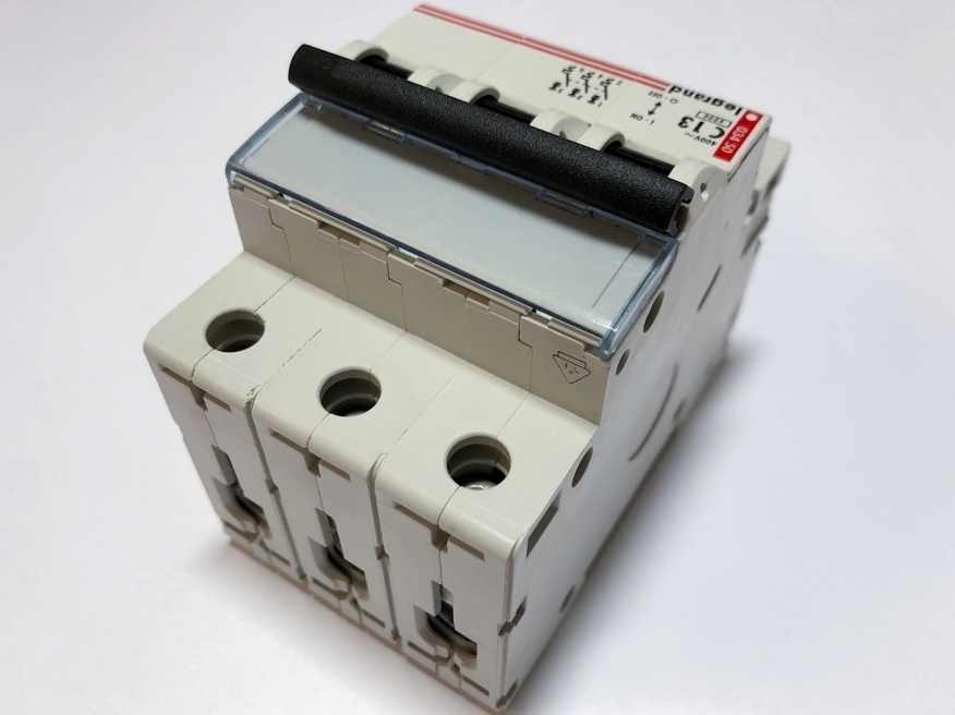 <p>
	Moodulkaitselüliti 3-faasiline C 13A, Legrand, 03450</p>
